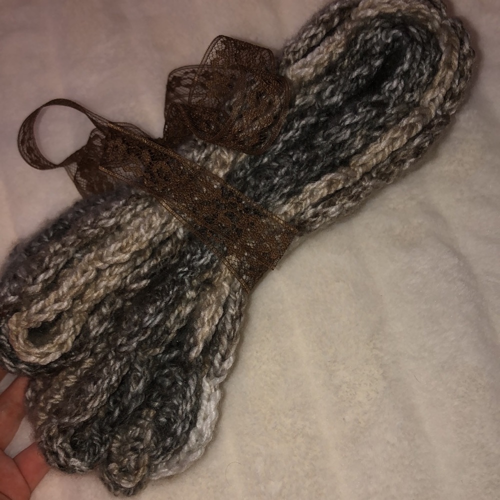 ⭐️SOLD⭐️ Handmade crochet shell-stitch scarf - Picture 2 of 5